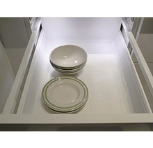 Teller und Schüsseln in einer Schublade