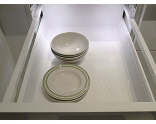 Teller und Schüsseln in einer Schublade