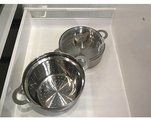 Edelstahlsieb und Topf im Schubladenauszug