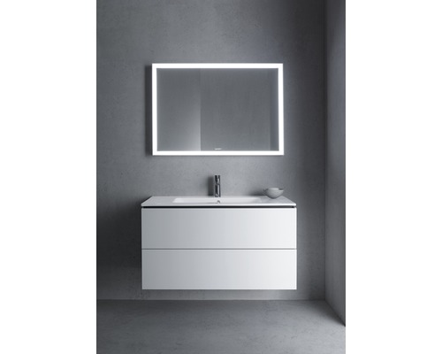 Badezimmer mit Waschtischunterschrank, Waschbecken und beleuchtetem Spiegel