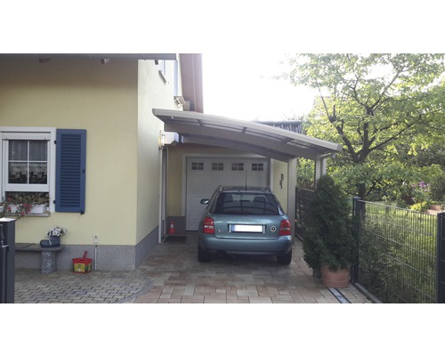 Einzelcarport KRB Skiatsu mit Hitze-, UV- und Hagelschutz 270x500 cm silber Carport am Haus mit geparktem Auto