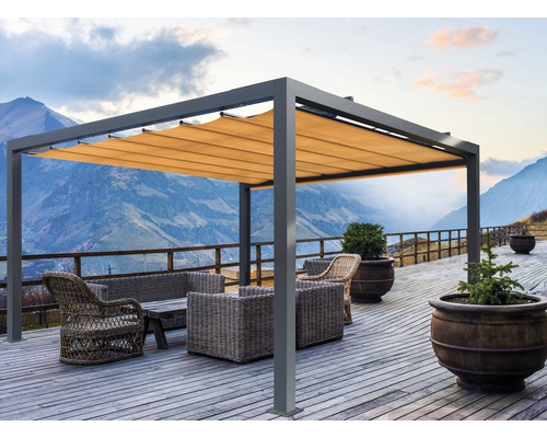 Terrasse mit Aluminium-Pergola, Markise und Sitzgruppe vor Bergkulisse