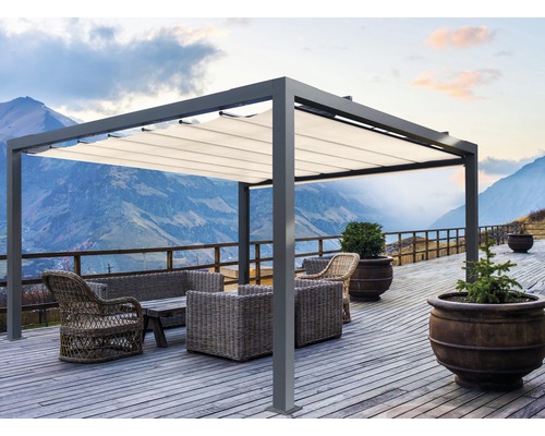 Terrasse mit Pergola, Rattanmöbeln und Bergblick