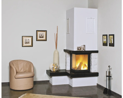 Wohnzimmer mit Kaminofen, Sessel und Dekoration