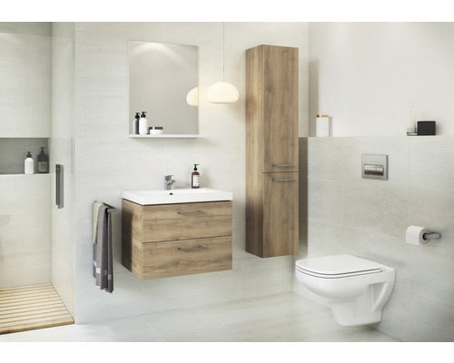 Helles Badezimmer mit Waschtischunterschrank, Spiegelschrank, Hochschrank und Hänge-WC