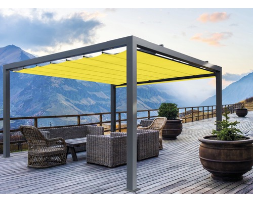 Pergola mit gelbem Sonnenschutz und Sitzgruppe im Außenbereich