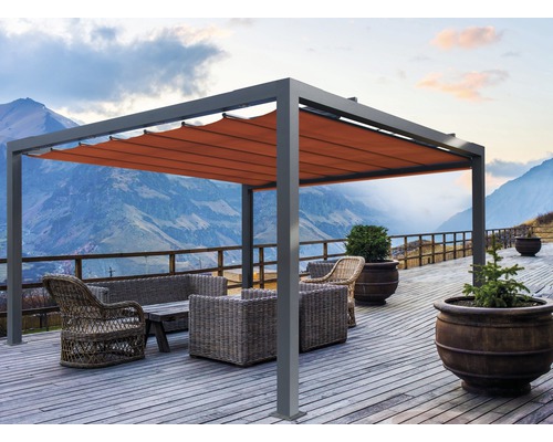 Terrasse mit Pergola, Sitzmöbeln und Topfpflanzen vor Bergkulisse