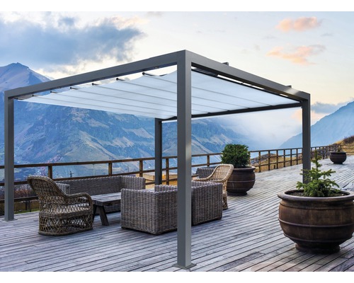 Terrasse mit Pergola, Sitzgruppe und Pflanzgefäßen vor Berglandschaft