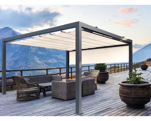 Terrasse mit Pergola, Sitzgruppe und Pflanzenkübeln vor Bergkulisse