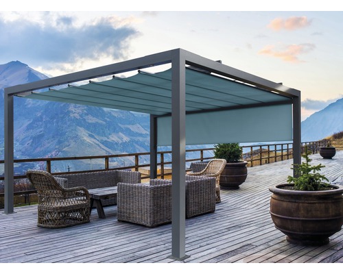 Terrassenüberdachung mit Lamellendach, Seitenteil, Sitzgruppe und Pflanzenkübeln auf einer Terrasse mit Holzboden vor einer Bergkulisse