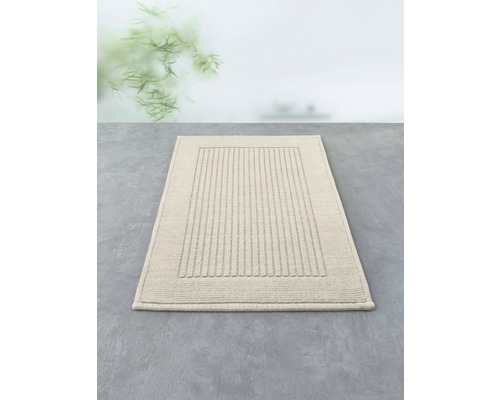 Rechteckiger Teppich mit geripptem Muster auf Betonboden