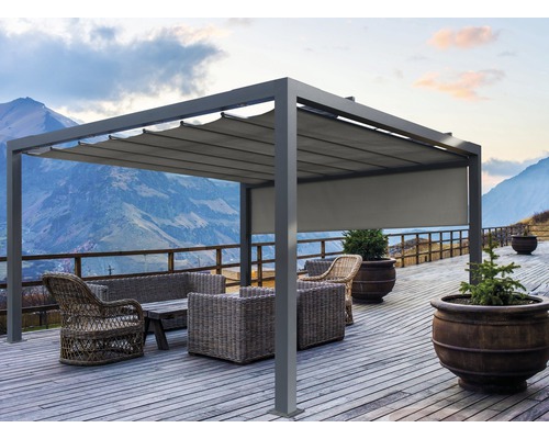 Terrasse mit Pergola, Rattansesseln und Bergblick