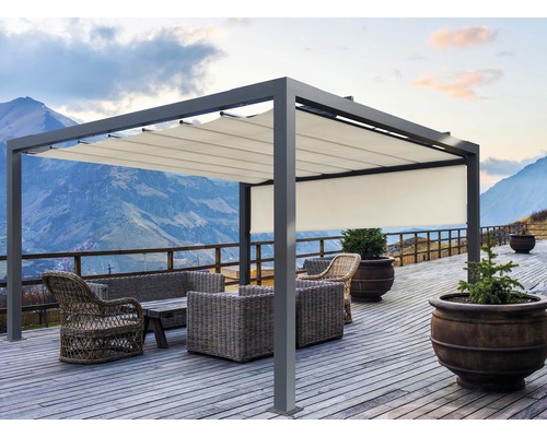 Terrasse mit Pergola, Möbeln und Pflanzgefäßen vor Bergkulisse