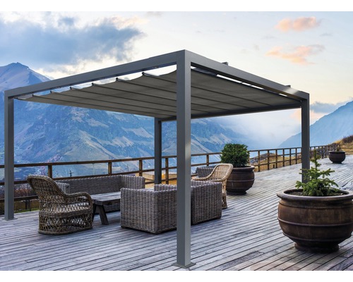 Pergola mit Textildach, Sitzgruppe aus Rattan und Pflanzenkübel auf einer Terrasse mit Bergblick