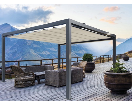 Terrasse mit Pergola, Sitzgruppe und Pflanzgefäßen vor Bergkulisse