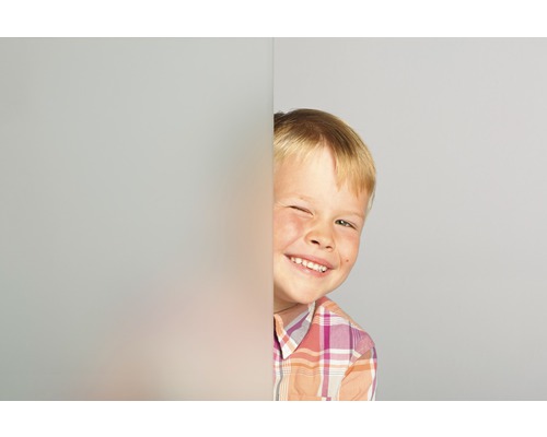 Milchglasfolie mit einem Jungen, der dahinter hervorlugt