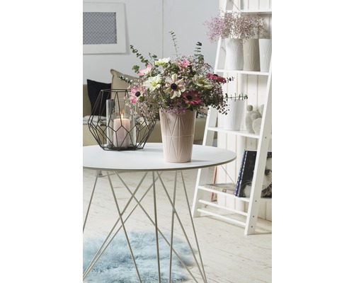 Tisch mit Blumenvase, Kerzenhalter und Regal im hellen Raum