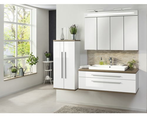 Badezimmer mit Waschbecken, Spiegelschrank und Hochschrank