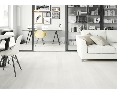 Helles Zimmer mit Holzboden, Schreibtisch und Sofa