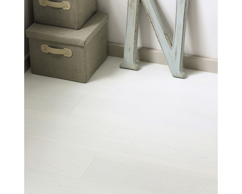 Helle Bodenfläche mit Aufbewahrungsboxen und einem dekorativen Buchstaben