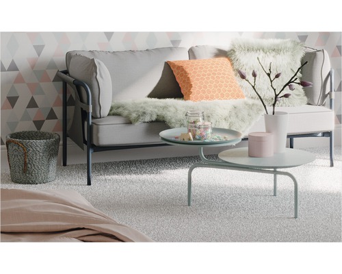 Helles Wohnzimmer mit Sofa, Couchtisch und Teppich