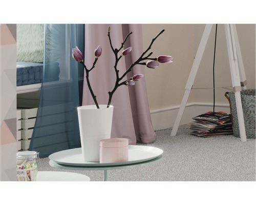 Dekorative Zweige mit Blütenknospen in Vase auf Tisch