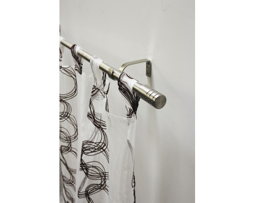 Gardinenstange aus Metall mit Gardine an einer Wand