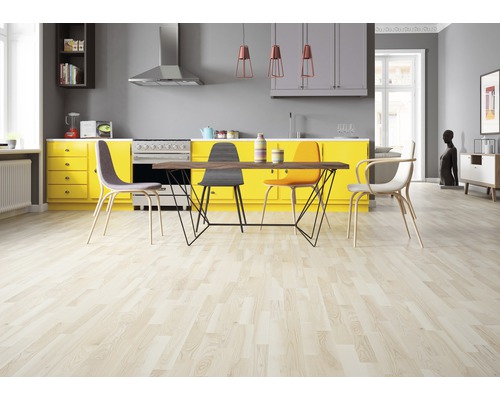 Heller Holzboden in modernem Küchendesign mit Esstisch und Stühlen