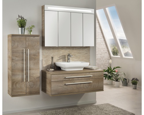 Modernes Badezimmer mit Waschtischunterschrank, Spiegelschrank und Hängeschrank in Holzoptik.