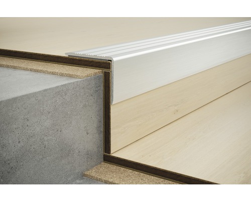 Treppenkante aus Metall auf Beton- und Holzboden