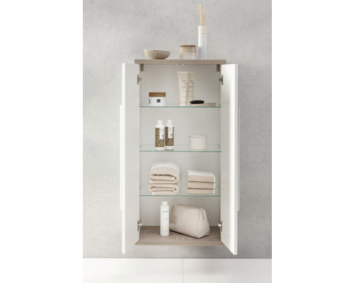 Offener Bad-Spiegelschrank mit Glasablagen und Badutensilien