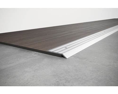 Bodenbelag mit Übergangsprofil aus Aluminium