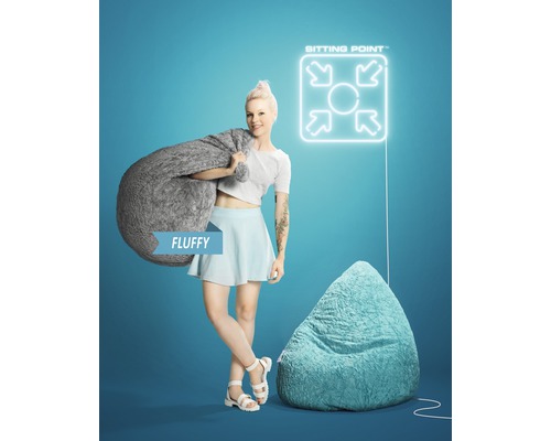 Eine Frau mit einem Sitzsack über der Schulter und einem Sitzsack auf dem Boden vor einem Sitzbereich-Symbol