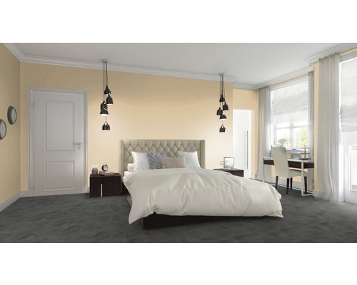 Helles Schlafzimmer mit Bett, Schreibtisch und Pendelleuchten