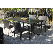 Gartentischset mit vier Stühlen auf einer Terrasse