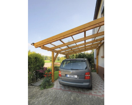 Auto unter einem Carport aus Holz und Kunststoff