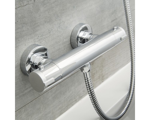Aufputz Duscharmatur mit Brauseschlauch im Badezimmer