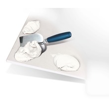 Spachtelmasse mit Spachtel auf Gipskartonplatte