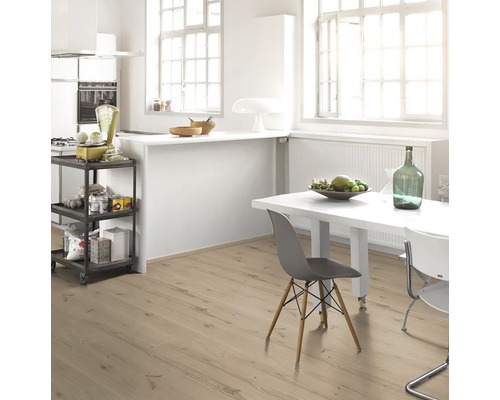 Heller Raum mit Küche, Esstisch und hellem Holzboden