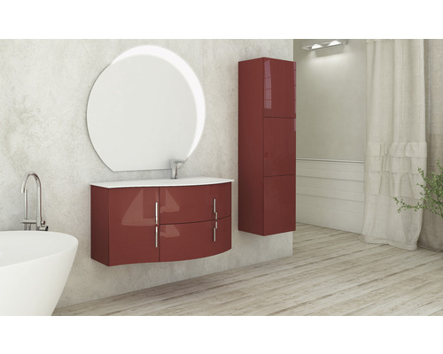 Badezimmer mit Waschtisch, Spiegel und Hochschrank