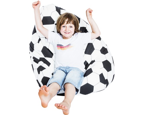 Junge entspannt auf einem Sitzsack mit Fußballmuster