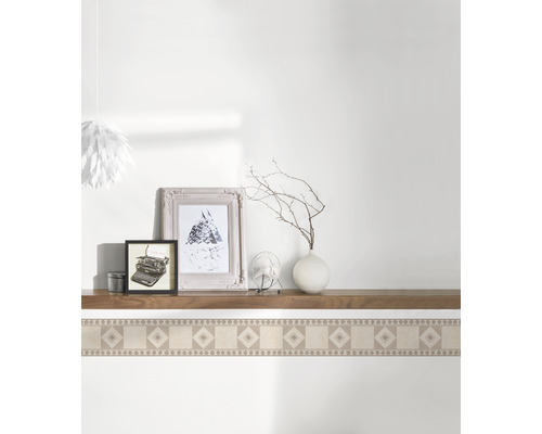 Wandbordüre mit geometrischem Muster im Wohnraum
