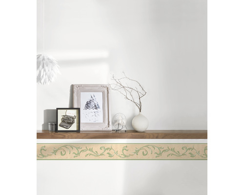 Wandbordüre mit floralem Muster im Wohnzimmer.
