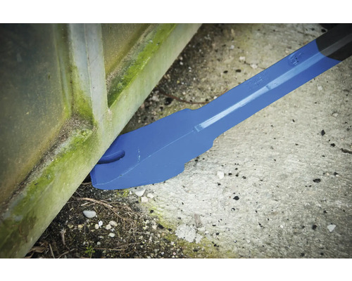 Brecheisen im Einsatz zum Heben einer Betonplatte