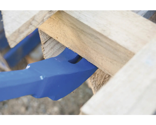 Blaue Brechstange zum Aufbrechen eines Holzrahmens