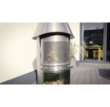Terrassenofen aus Metall mit Holzscheiten