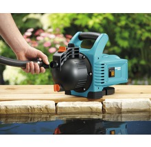 Gardena Gartenpumpe mit angeschlossenem Schlauch neben einem Teich