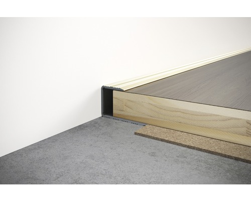 Bild einer Treppe mit Laminat, Trittschalldämmung und Treppenkantenprofil