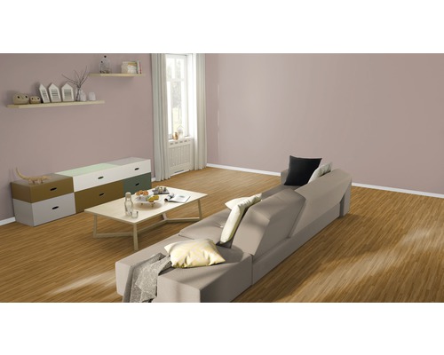 Wohnzimmer mit Sofa, Tisch, Kommode und Regalen.