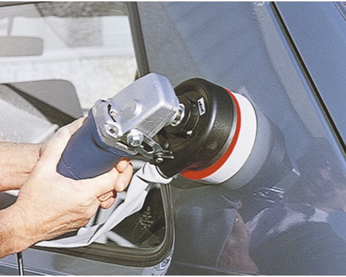 Eine Person poliert ein Auto mit einer Poliermaschine.